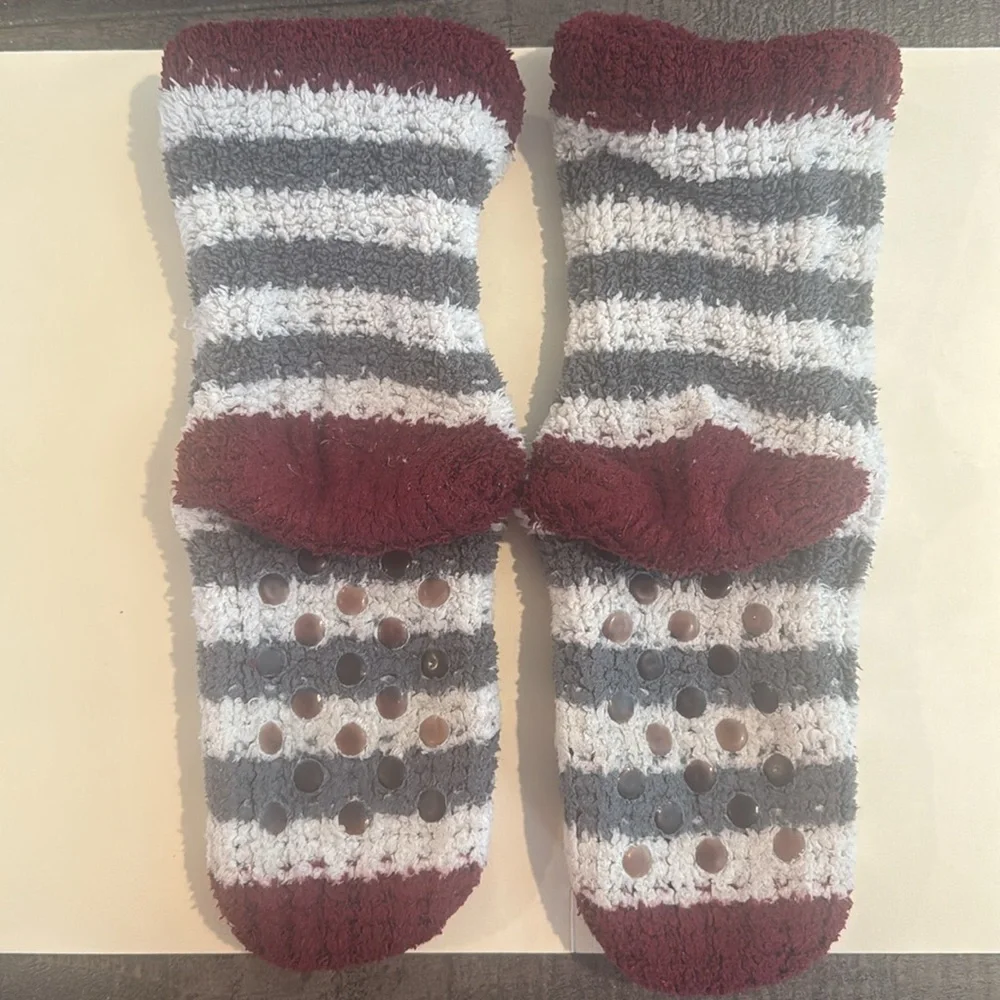 BATH & BODY WORKS Fuzzy Gripper Cabin Socks Gray Burgundy Ivory Stripe GUC